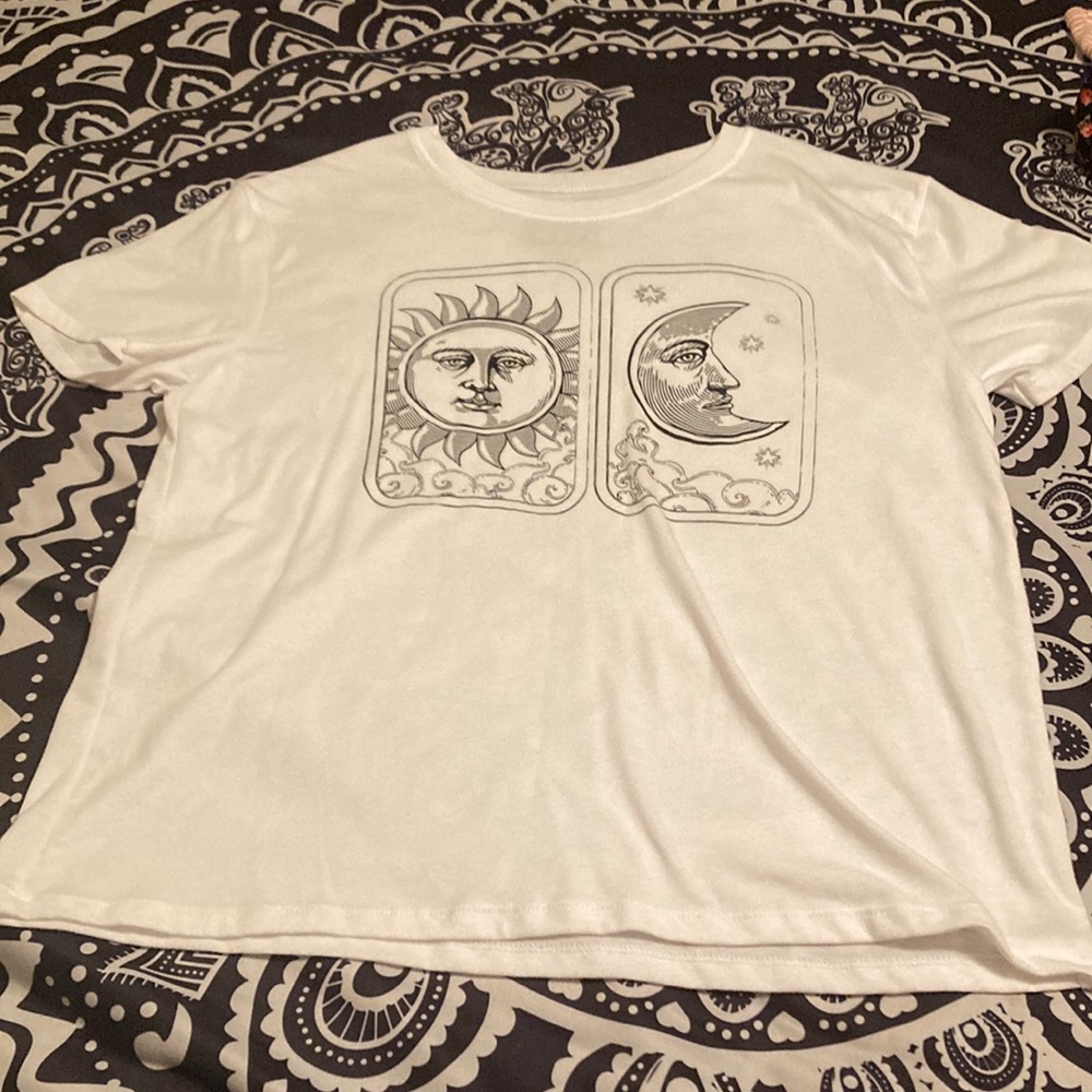 A graphic t shirt short sleeve. Size M.